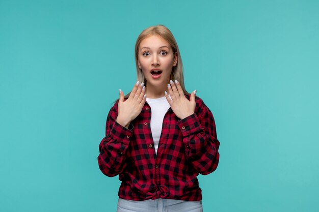 Día internacional de los estudiantes dama muy linda en camisa roja a cuadros sorprendida cubriendo la boca