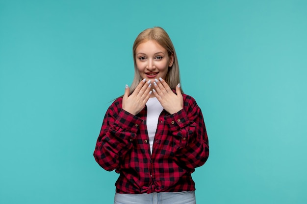 Día internacional de los estudiantes joven linda chica en camisa roja a cuadros cortésmente cubriendo la boca