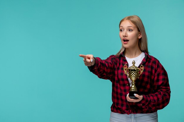 Día internacional de los estudiantes linda joven con camisa roja a cuadros sorprendida por ganar un premio