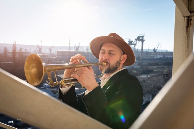 Día internacional del jazz con hombre tocando la trompeta.