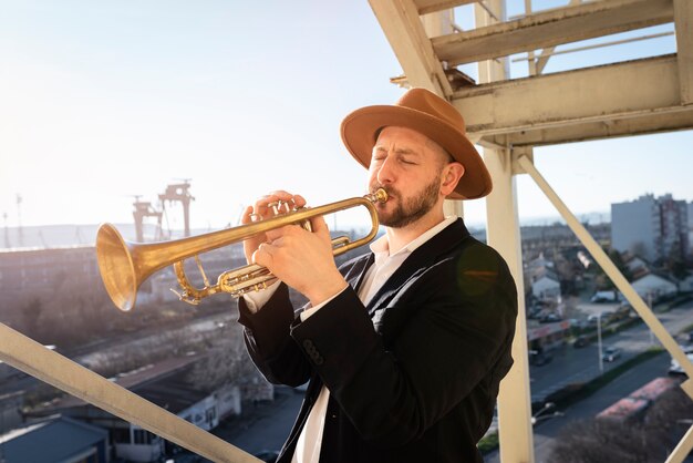 Día internacional del jazz con músico tocando la trompeta.