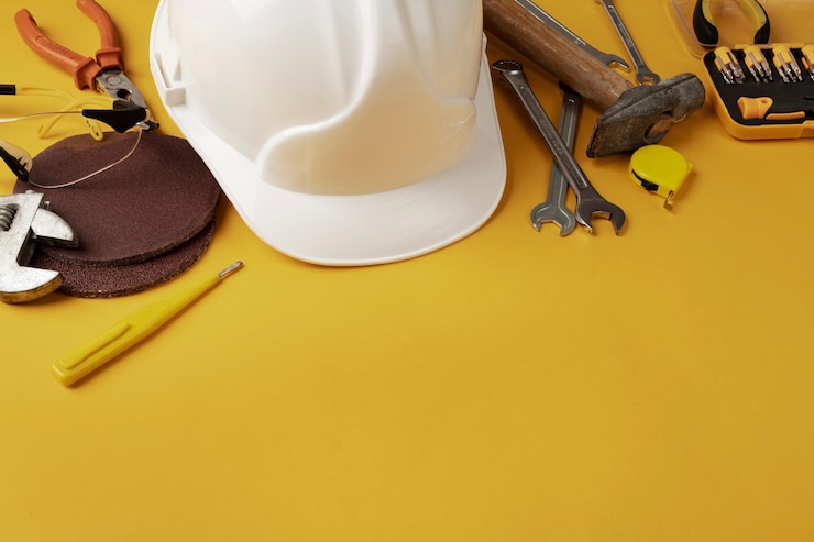 Foto gratuito día internacional del trabajador con herramientas de ingeniería.