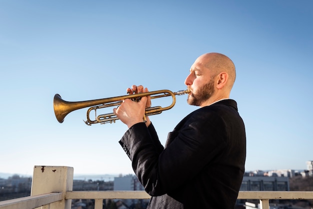 Foto gratuita día de jazz con un adulto tocando la trompeta.