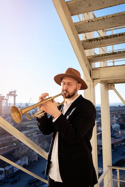 Día de jazz con hombre tocando trompeta.