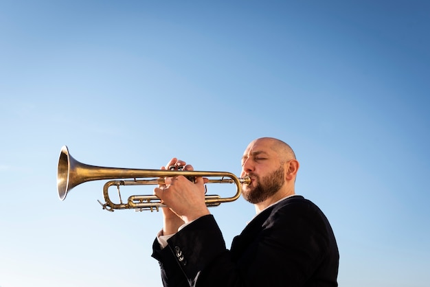 Foto gratuita día de jazz con músico tocando la trompeta.