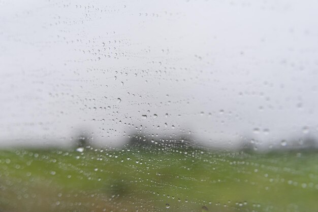 Día lluvioso - detrás de la ventana del auto