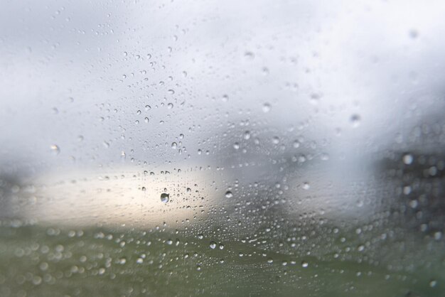Día lluvioso - detrás de la ventana del auto