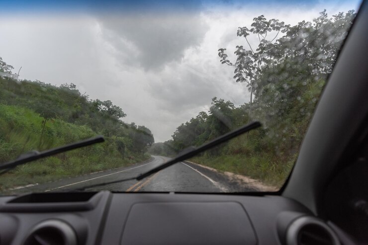 Foto gratuito día lluvioso detrás de la ventana del auto