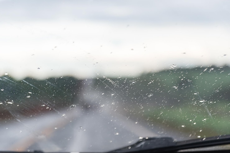 Foto gratuito día lluvioso detrás de la ventana del auto