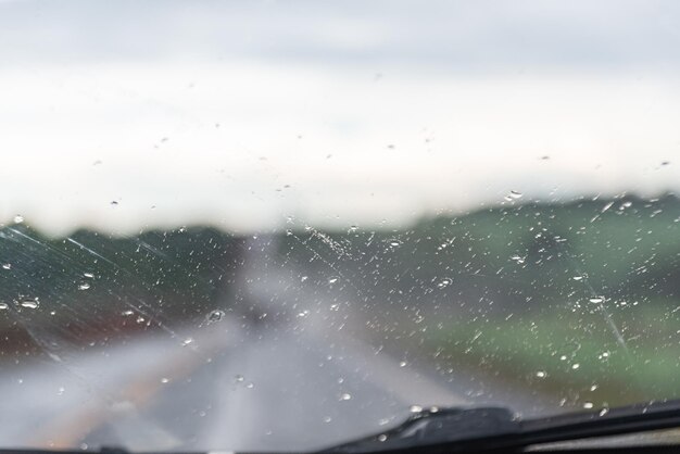 Día lluvioso detrás de la ventana del auto