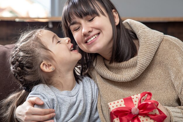 Día de la Madre. Mamá joven feliz con su linda hija.