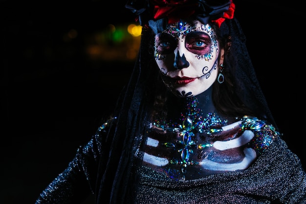 Foto gratuita dia de los muertos retrato de una mujer joven