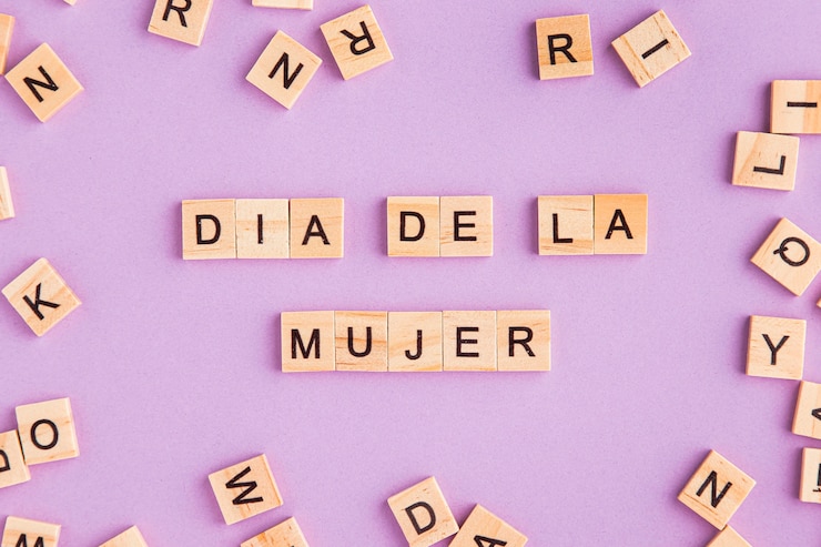 Foto gratuito día de la mujer escrito en español con letras de scrabble