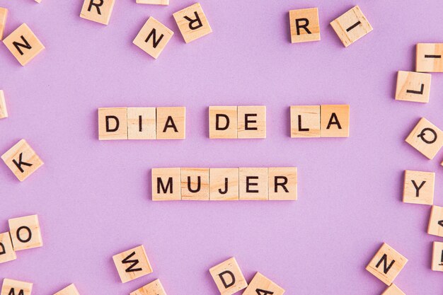 Día de la mujer escrito en español con letras de scrabble