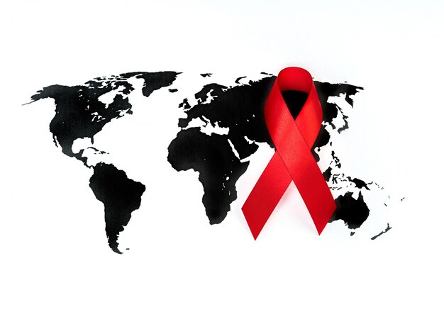 Día Mundial del Cáncer: Cinta contra el cáncer de mama en el mapa mundial.