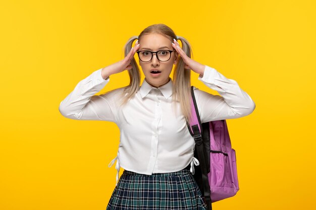 Día mundial del libro estudiante cansado y molesto en uniforme con mochila rosa