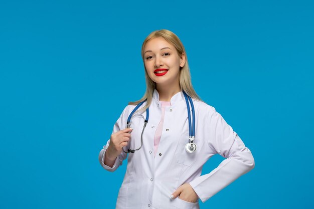 Día mundial del médico sonriente lindo joven médico con el estetoscopio en la bata de laboratorio