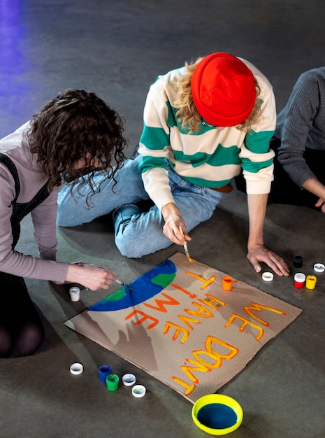 Día mundial del medio ambiente jóvenes con pancarta