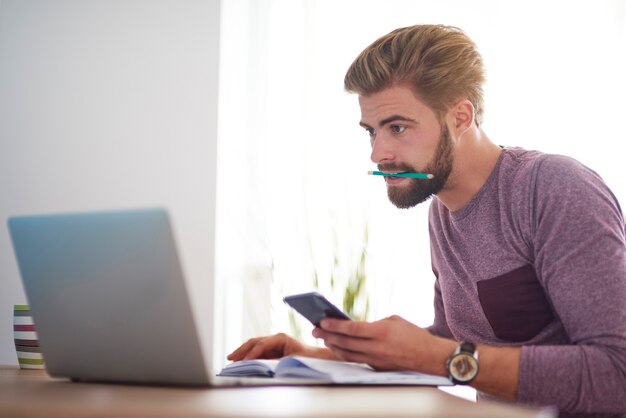 Día muy ajetreado de joven empresario.