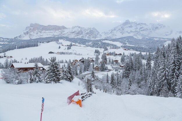 Día nublado en las montañas del pequeño pueblo de Cortina en los Dolomitas