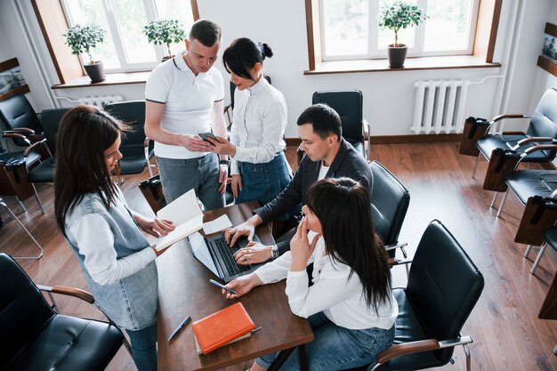 Día ocupado. Empresarios y gerente trabajando en su nuevo proyecto en el aula