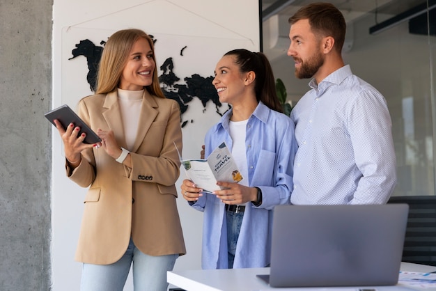 Foto gratuita un día en la oficina de una agencia de viajes