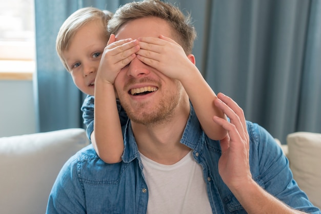 Foto gratuita día del padre feliz papá con los ojos cubiertos