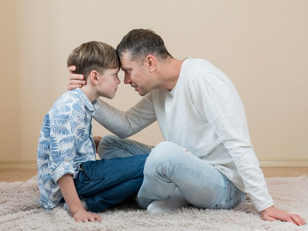 El día del padre, padre e hijo se tocan la cabeza