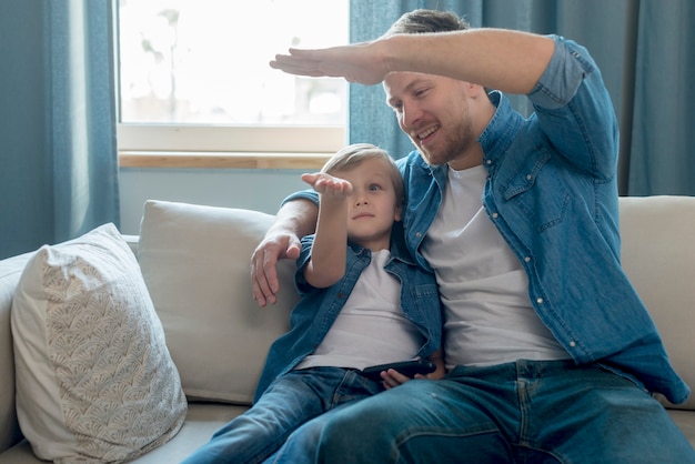 Foto gratuita día del padre papá e hijo chocan los cinco