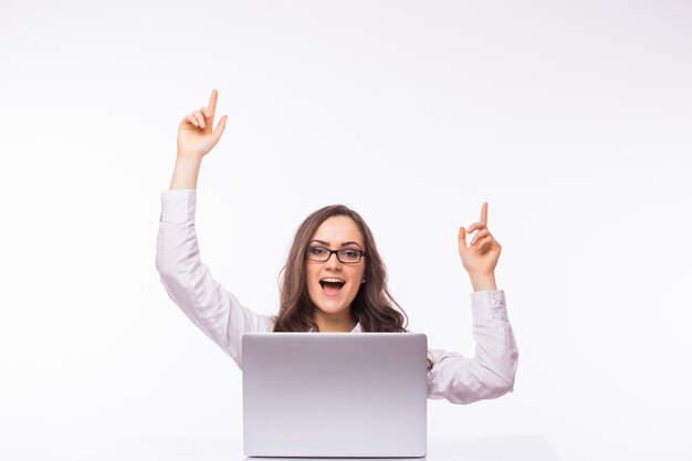 Día perfecto - mujer de negocios joven feliz - sentado en la oficina