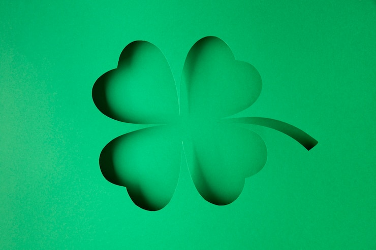 Foto gratuito día de san patricio con trébol y fondo verde.