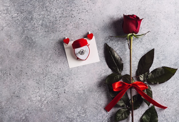 Día de San Valentín casarse conmigo anillo de compromiso de boda en caja con rosa roja