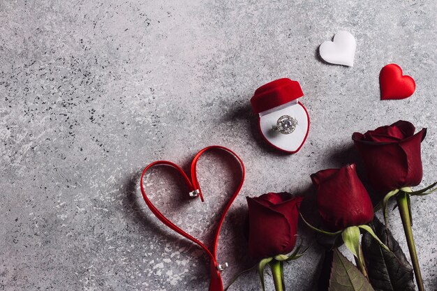 Día de San Valentín casarse conmigo anillo de compromiso de boda en caja con rosas rojas