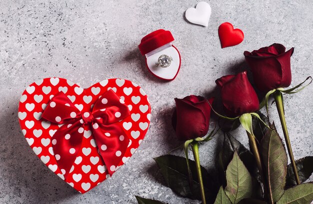 Día de San Valentín cásate conmigo anillo de compromiso de boda en caja con ramo de rosas rojas y caja de regalo con corazón