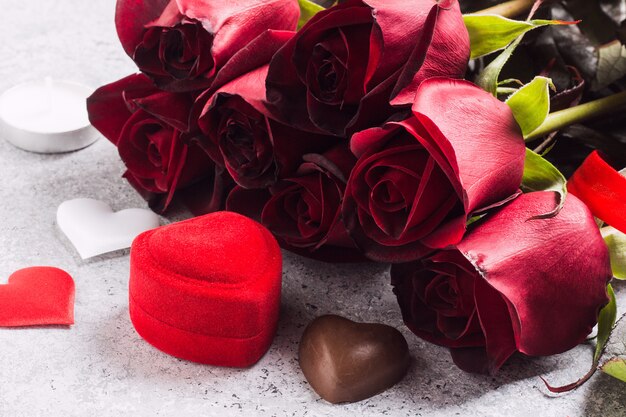 Día de San Valentín cásate conmigo en la caja del anillo de compromiso de boda con un regalo de chocolate rosa roja