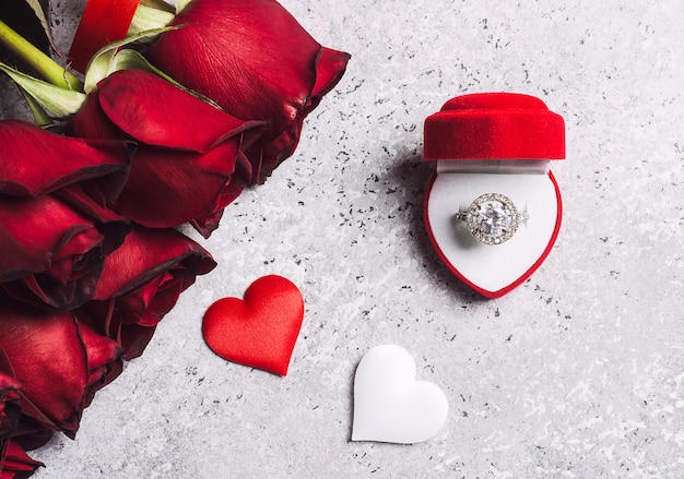 Día de San Valentín cásate conmigo en la caja del anillo de compromiso de boda con un regalo de rosa roja
