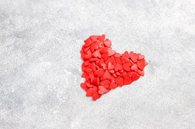Día de San Valentín en forma de corazón rojo rocía.