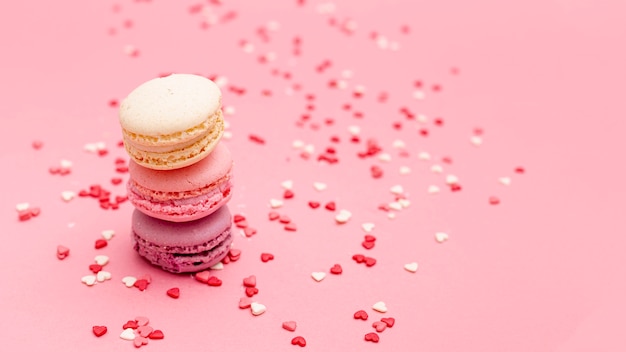 Foto gratuita día de san valentín macarons con corazones