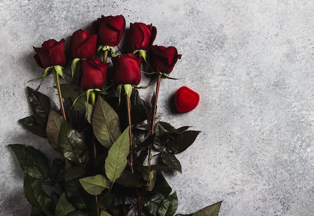 Foto gratuita día de san valentín para mujer madres día rojo rosa regalo sorpresa en gris