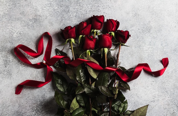 Foto gratuita día de san valentín mujer madres día rosa roja con cinta regalo de corazón sorpresa