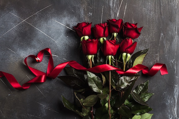 Foto gratuita día de san valentín mujer madres día rosa roja con cinta regalo de corazón sorpresa