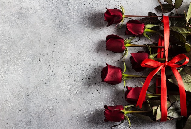 Foto gratuita día de san valentín para mujer madres del día rosas rojas regalo sorpresa