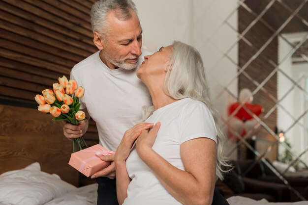 Día de San Valentín pareja senior en casa