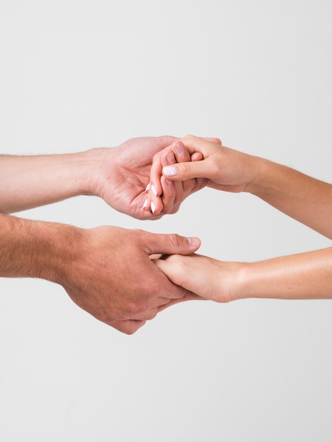 Día de San Valentín pareja tomados de la mano