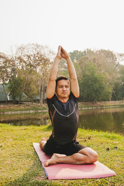 Día soleado, naturaleza y yoga