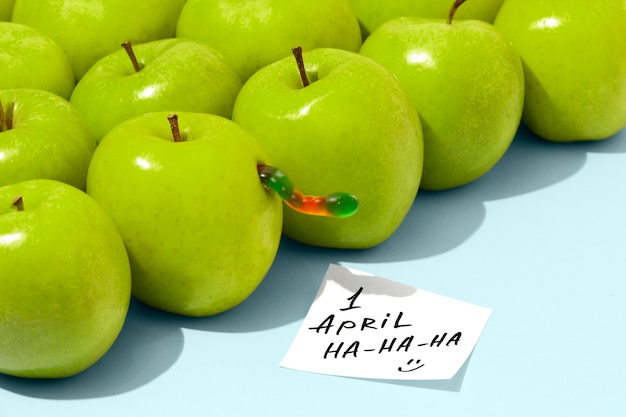 El día de los tontos de abril, naturaleza muerta con manzanas.