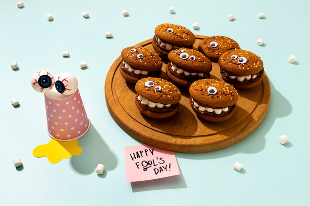 Foto gratuita el día de los tontos de abril, vida muerta con galletas.