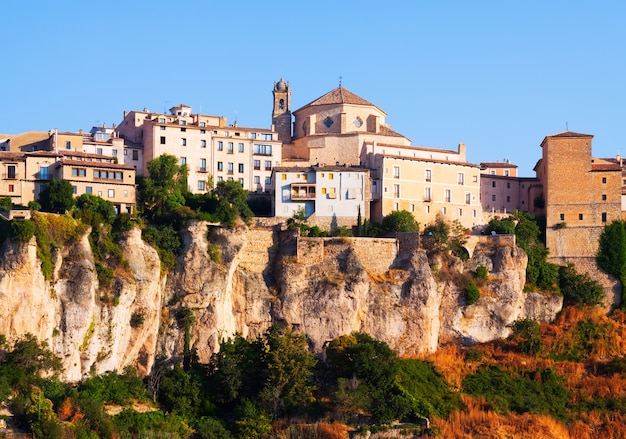 Día vista pintoresca de casas sobre roca en Cuenca
