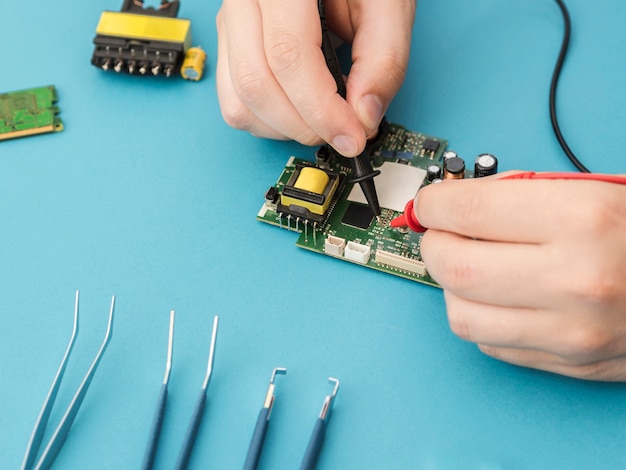 Diagnosticar un circuito usando un multímetro