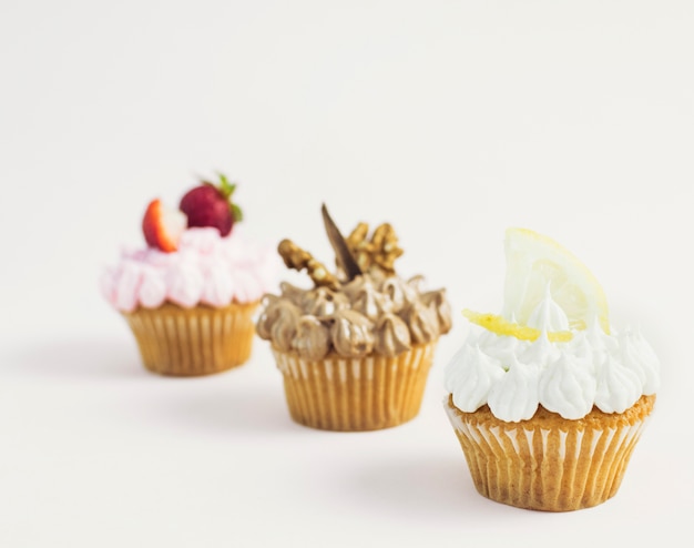 Foto gratuita diagonal cupcakes ricos de diferentes sabores